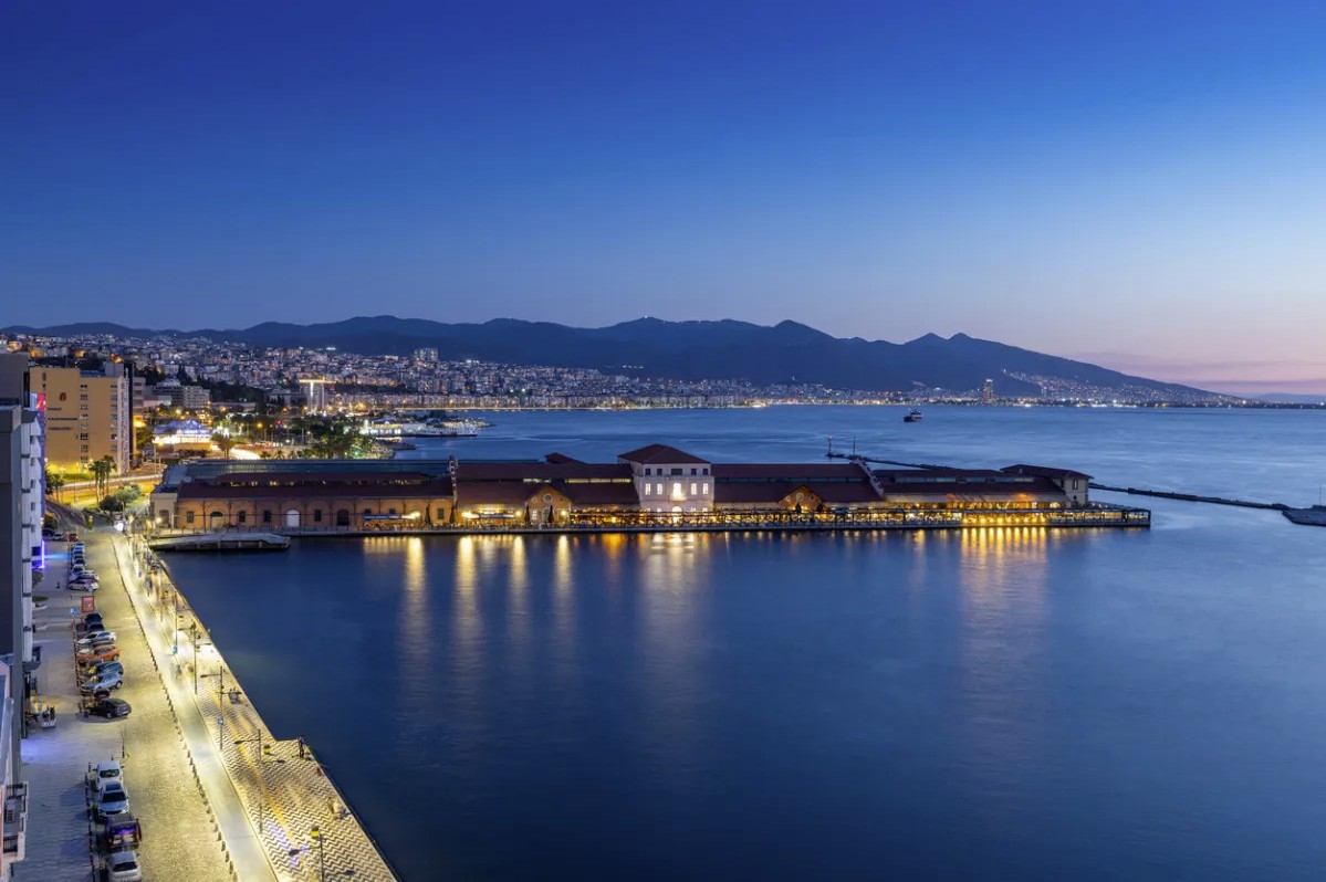 İzmir’de Vapur Yolculuğu Kent Kimliğinin Parçası Olmayı Sürdürüyor