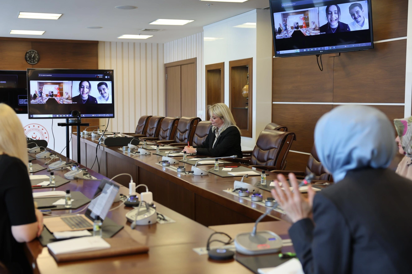 Bakan Göktaş'tan 'koruyucu aile' konulu bitirme projesine destek