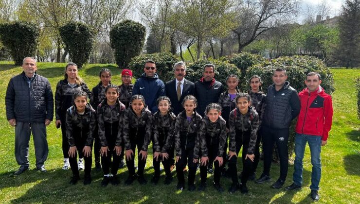 AK Partili Dal, Kilis Aslan Gençlik ve Spor Kız Futbol takımını TBMM’de ağırladı