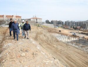 İzmir Karabağlar’da Atatürk Gençlik ve Spor Merkezi inşaatı incelendi
