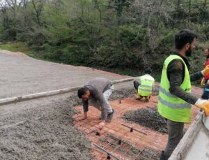 Kocaeli Derince Çal – Turaş köyleri bağlantısına beton yol yapılıyor