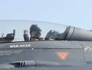 Bakan Akar F-16’nın kokpitinde!