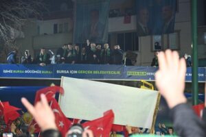 Bursa Büyükşehir Belediye Başkanı Alinur Aktaş, Osmangazi ilçesi Emek Mahallesi’nde