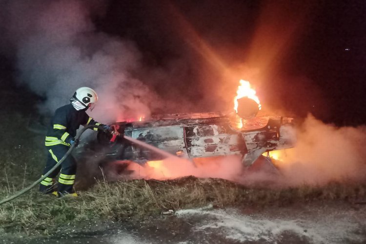 Keşan’da seyir halindeki araç alevlere teslim oldu. Hızla büyüyen yangında