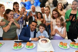 Çiğli Belediye Başkanı Onur Emrah Yıldız, Çiğli’de yaşayan 9 yaşındaki