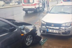 Düzce’de kaza yapan araçlara başka bir otomobilin çarpması sonucunda 4
