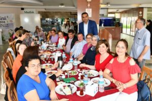 İzmir’de Çiğli Belediye Başkanı Onur Emrah Yıldız, Anneler Günü dolayısıyla