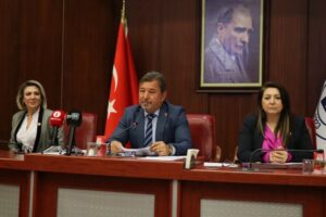 İzmit Belediye Meclisi Mayıs ayı toplantısında konuşan CHP Grup Başkanvekili
