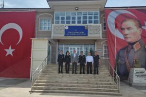 Gölcük Belediye Başkanı Ali Yıldırım Sezer, İlçe Jandarma Komutanlığı’nı ziyaret