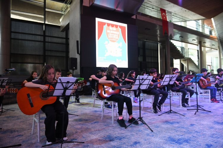 Osmangazi Belediyesi Bilgi Evleri’nde eğitim alan öğrenciler tarafından düzenlenen sahne