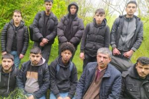 Edirne İl Jandarma Komutanlığı tarafından yapılan çalışmalarda 33 kaçak göçmen