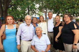 Güzelbahçe Belediye Başkanı Mustafa Günay, vatandaşlar, muhtarlar, belediye meclis üyeleri