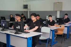 İETT, Tuzla Ahmet Yesevi Anadolu Lisesi’nin bilgisayar laboratuvarını yenileyerek öğrencilerin