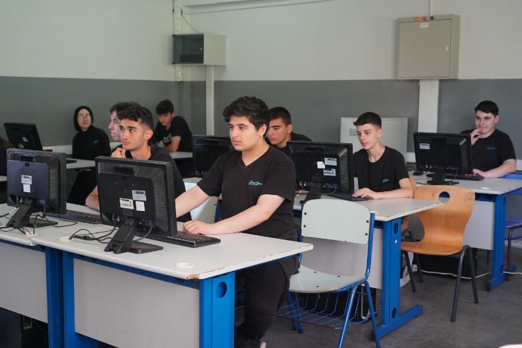 İETT, Tuzla Ahmet Yesevi Anadolu Lisesi’nin bilgisayar laboratuvarını yenileyerek öğrencilerin