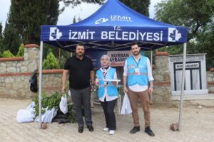 İzmit Belediyesi Kurban Bayramı arifesinde mezarlık ziyaretinde bulunan vatandaşları unutmadı