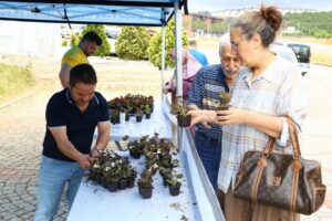 Kocaeli Büyükşehir Belediyesi arefe günü il genelindeki mezarlıkları ziyarete gelen