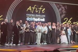 Kocaeli Şehir Tiyatroları’nın sahnelediği “Yaşamak mı Yoksa Ölmek mi” isimli