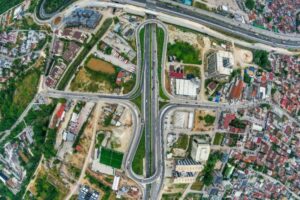 Kocaeli Büyükşehir’in trafiğe açtığı Yeşilova-Solaklar Köprülü Kavşağı’ndaki çevre düzenlemesinde kadın