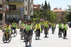 Konya Büyükşehir Belediyesi tarafından şehir genelinde çocukların bisikletle okula güvenli
