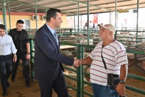 Manisa Büyükşehir Belediye Başkanı Mimar Ferdi Zeyrek, kurbanlık hayvan satışlarının