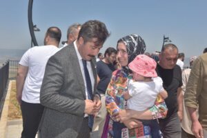 Yenişehir Belediye Başkanı Ercan Özel, Subaşı TOKİ’lerinde hak sahiplerine verdiği