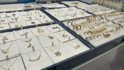 Altın fiyatları, küresel ekonomik belirsizliklerin etkisiyle dalgalanmaya devam ediyor. BURSA