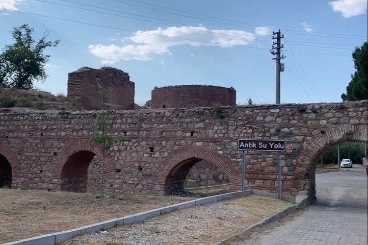 Bursa’nın İznik ilçesinde bulunan antik su yollarının altında bulunan kemerler,