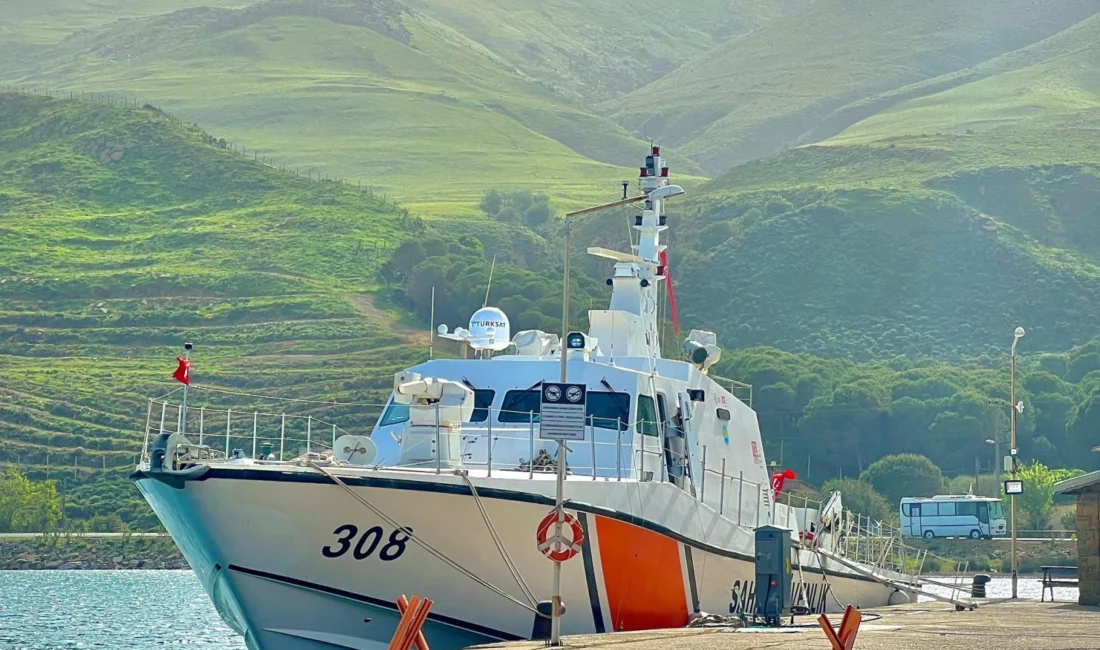 Sahil Güvenlik Komutanlığı’na bağlı ekipler, Ayvalık’ta deniz kirliliği ile mücadele