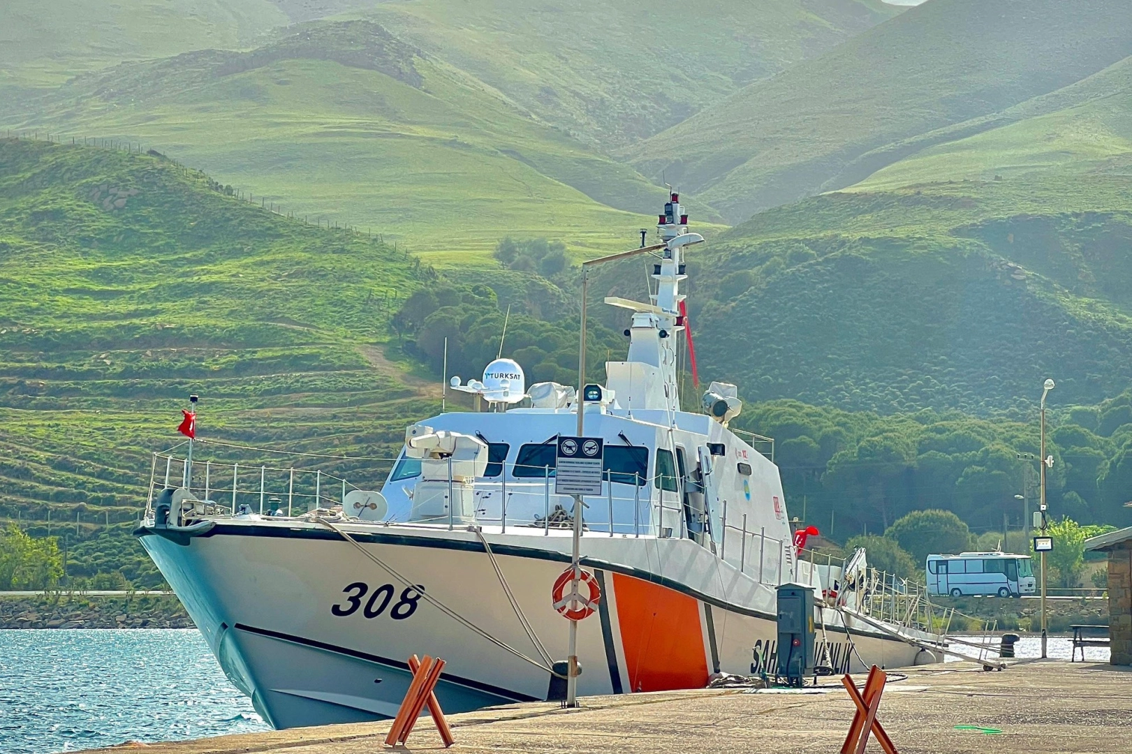 Sahil Güvenlik Komutanlığı’na bağlı ekipler, Ayvalık’ta deniz kirliliği ile mücadele