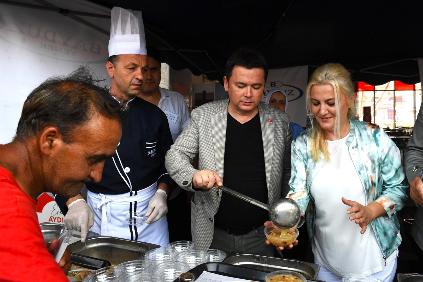 Osmangazi Belediye Başkanı Erkan Aydın, kazanların başına geçerek, Bursalı yurttaşlara