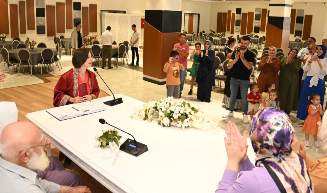 Karabağlar Belediye Başkanı Helil Kınay, 82 yaşındaki Ömer Aktaş ve