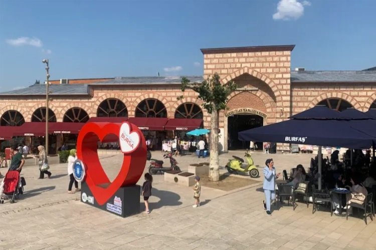 Bursa’da yaz aylarında hanlar bölgesine yoğunluk artarken Bursalılar artık alışverişe