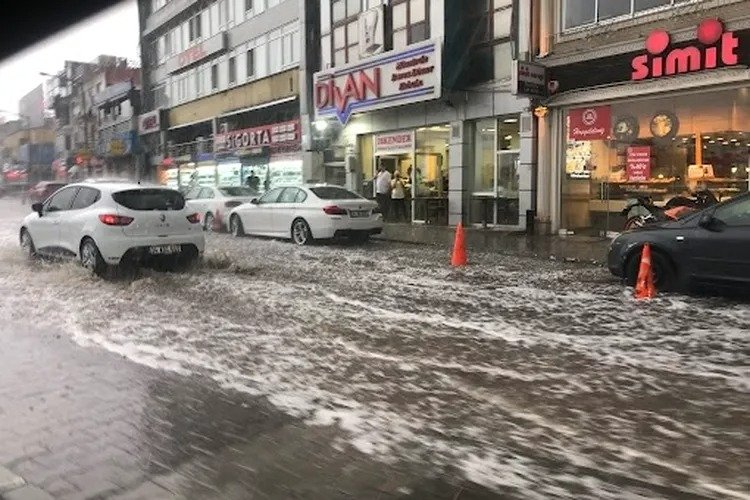 Bursa’da öğle saatlerinde başlayan sağanak yağmurdan kısa bir sonra sokak