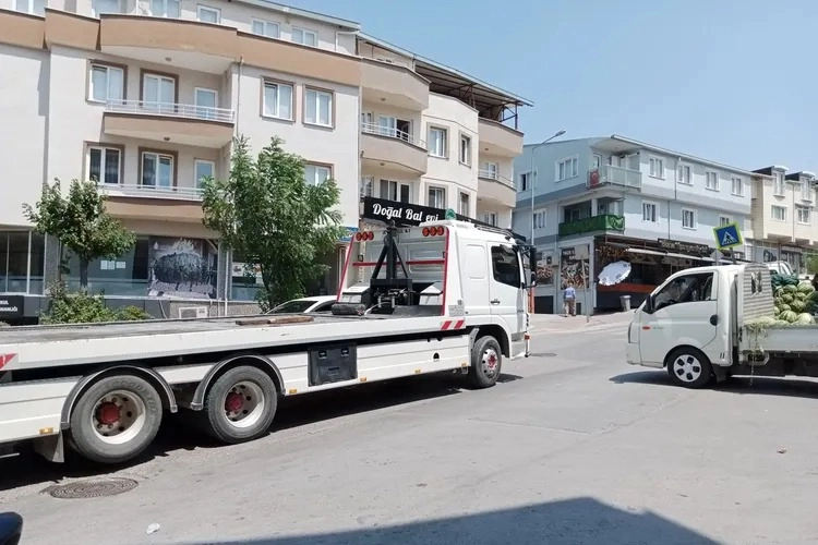 Üçevler mahallesi Dumlupınar Caddesi boyunca uzanan yol sık sık kazalara