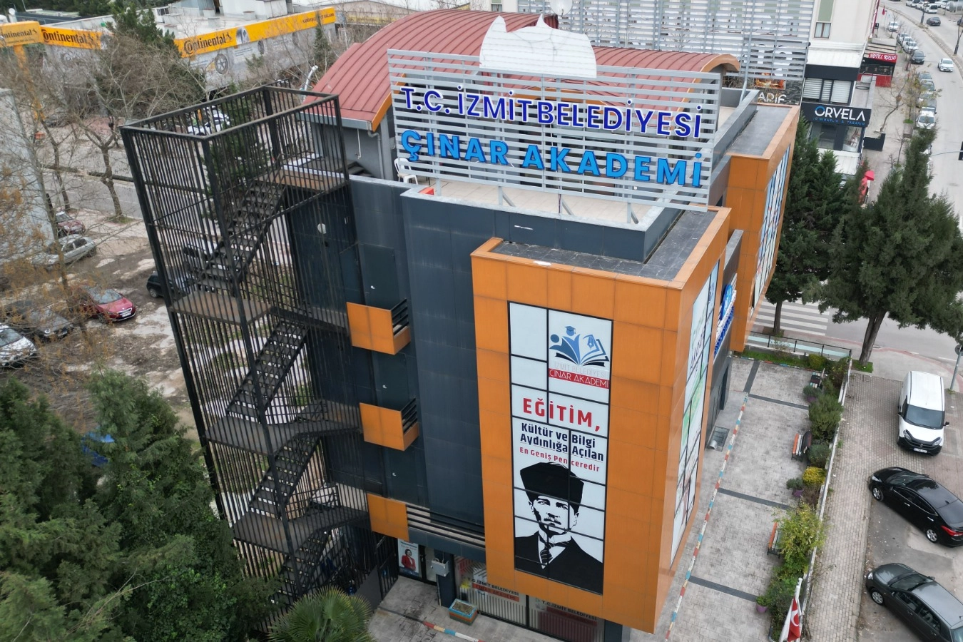 İzmit Belediyesinin eğitimde fırsat eşitliği sağlamak amacıyla gençlerin hizmetine sunduğu