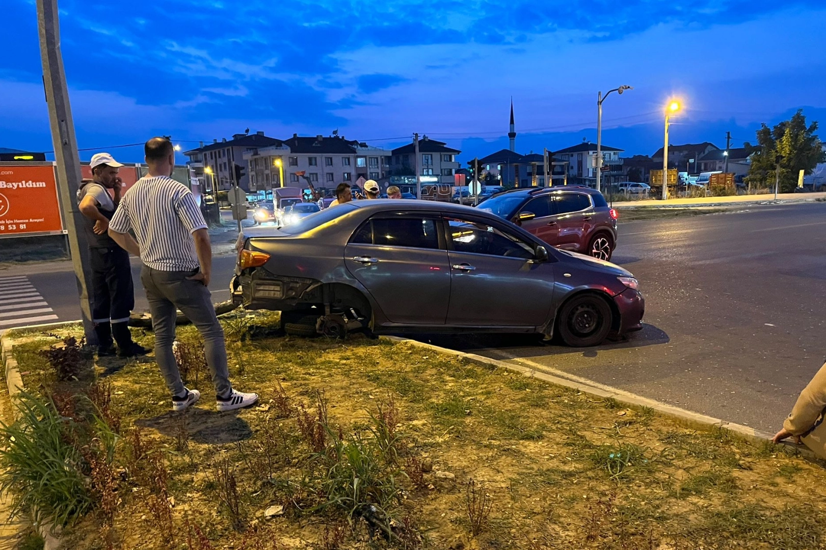 Düzce’de meydana gelen trafik kazasında iki otomobil çarpıştı. Kazada araçlardan