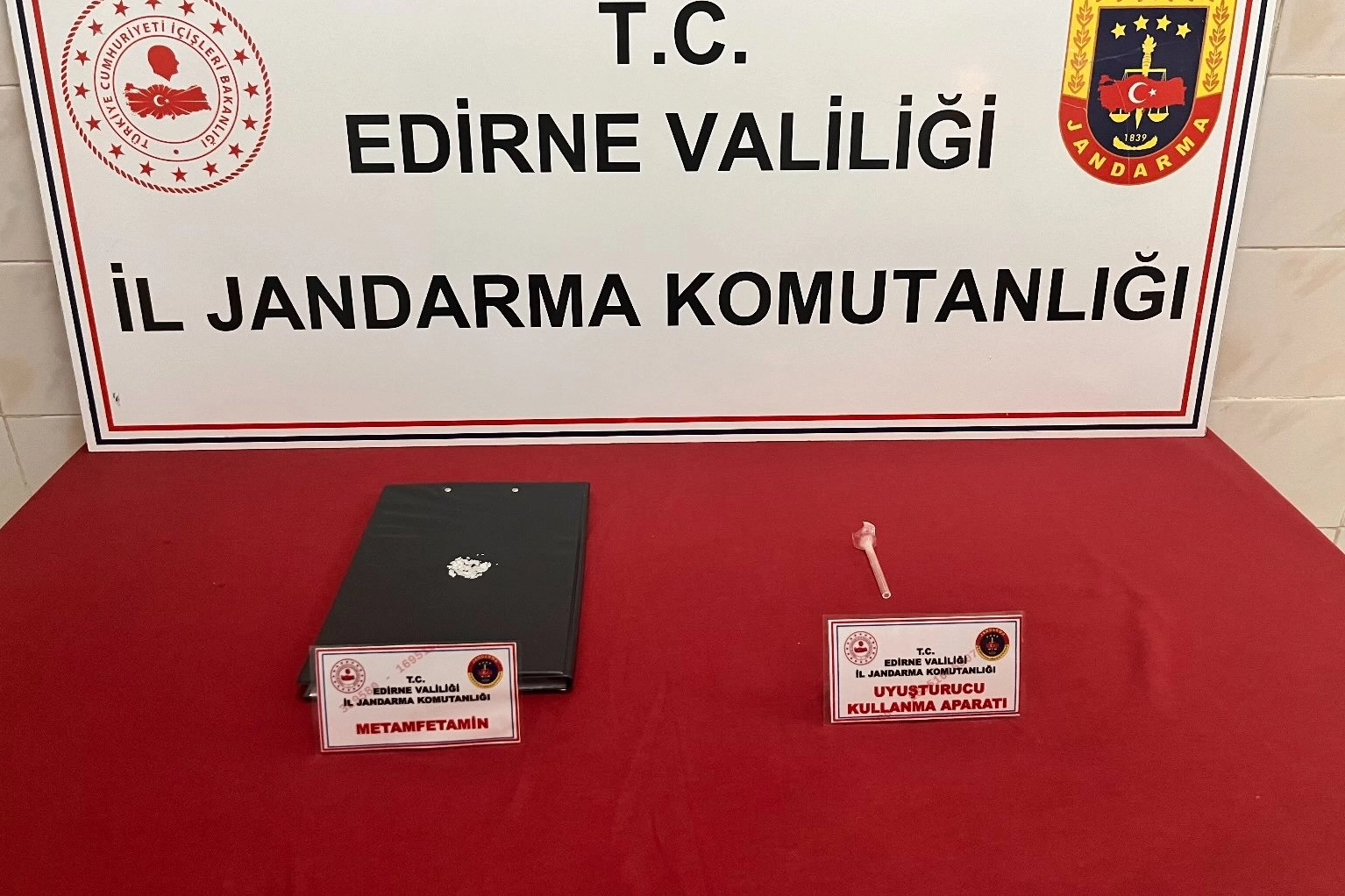 Edirne İl Jandarma Komutanlığı, uyuşturucuyla mücadele kapsamında Enez’de operasyon düzenledi.