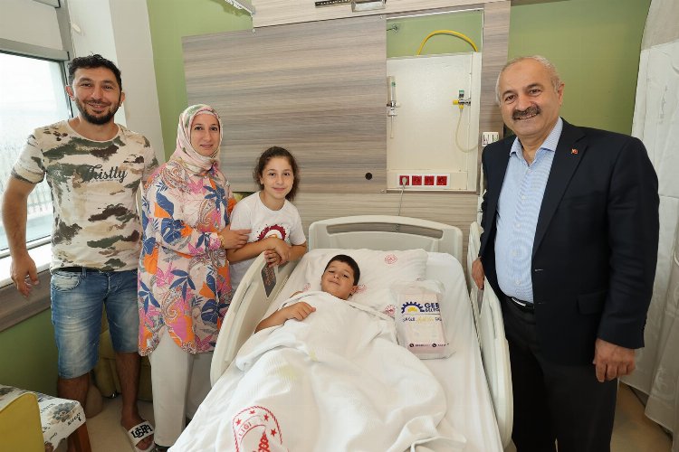 Sünnet şöleni kapsamında delikanlılığa adım atan çocukları hastanede ziyaret eden