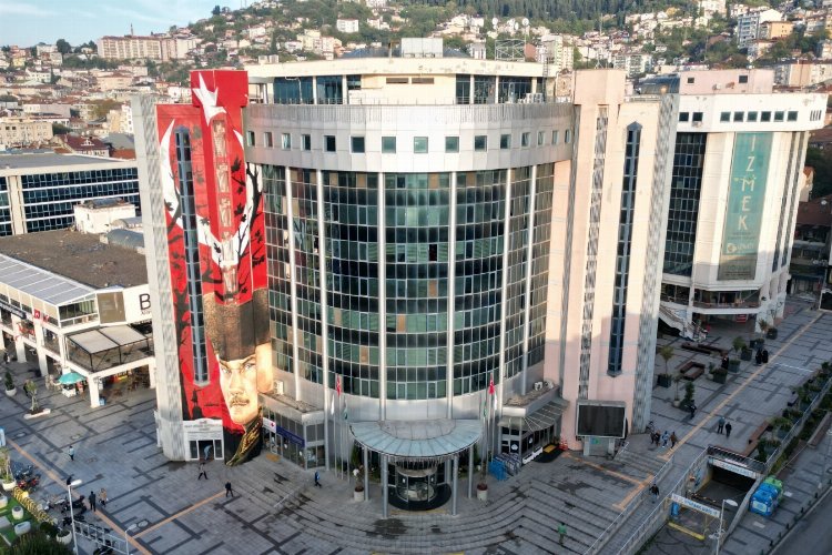 İzmit Belediyesi, kentte faaliyet gösterip ruhsat işlemlerini yerine getirmeye işletmeleri