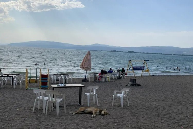 İznikli vatandaşlar günün yorgunluğunu, göl kenarlarındaki parklarda dinlenerek atıyor. BURSA