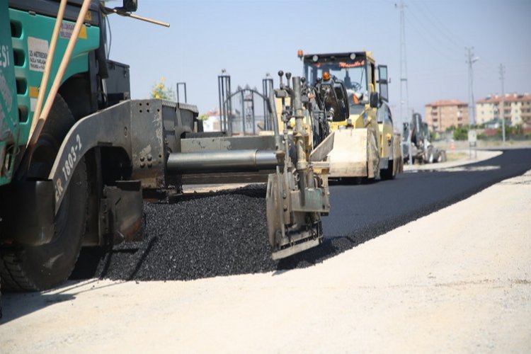 Kayseri Melikgazi Belediyesi, Mimarsinan Mahallesi’nde 9 farklı sokakta yeni asfalt