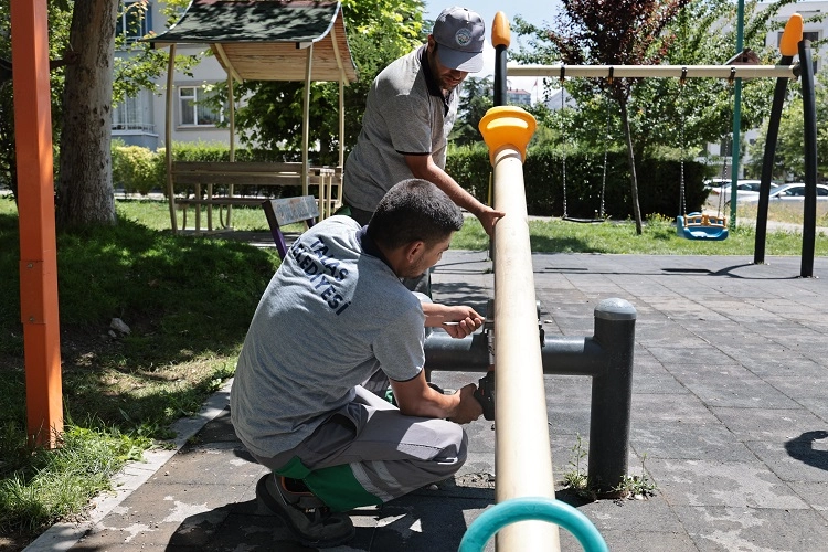 Kayseri Talas Belediyesi, ilçedeki park ve bahçelerde kapsamlı bir bakım