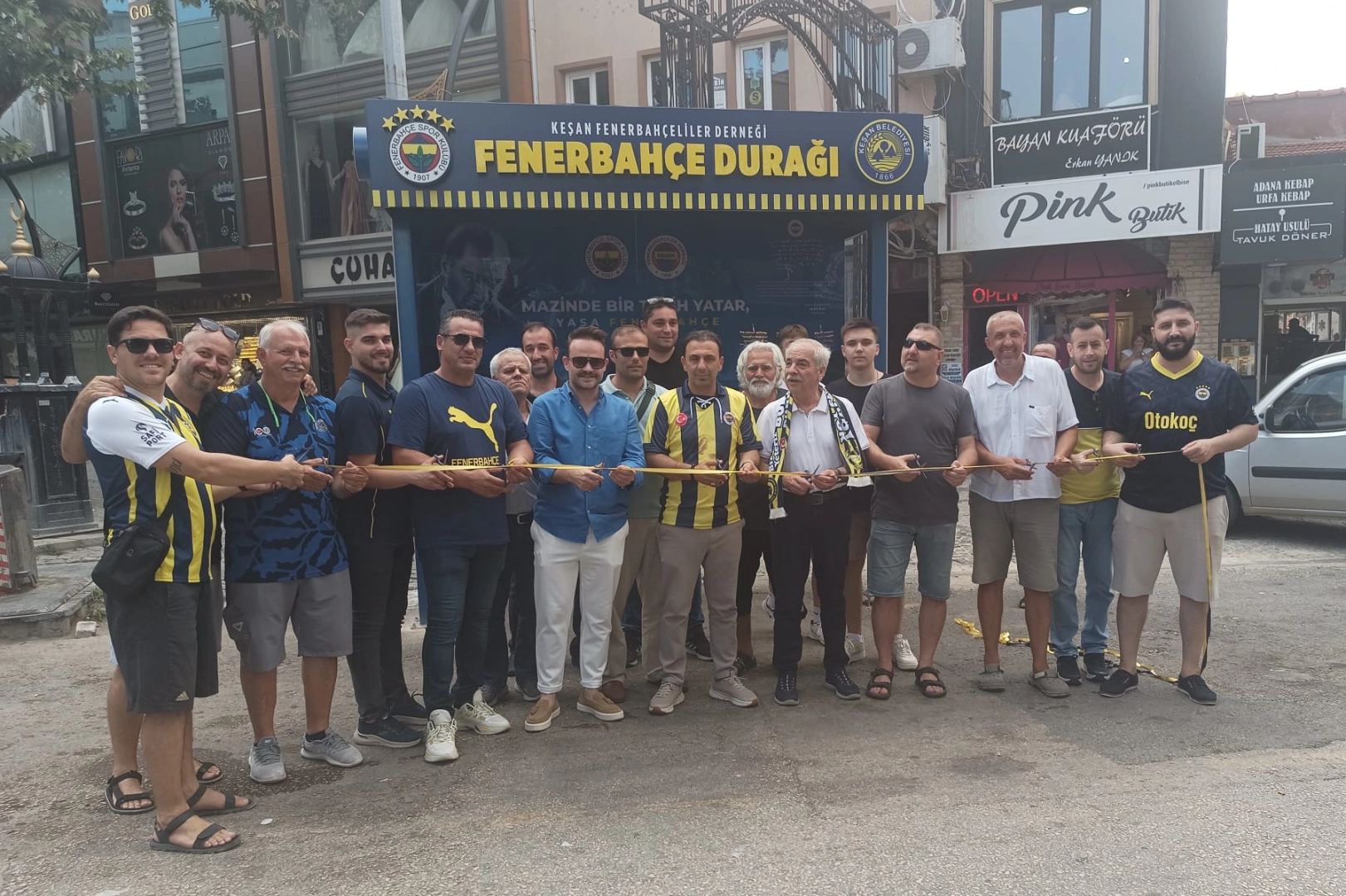 Temmuz Meclisi’nde Fenerbahçeliler Derneği tarafından Fenerbahçeliler Derneği Lokali karşısında bulunan