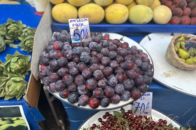 Temmuz ayının gelmesi ile birlikte çarşılarda, pazarlarda ve marketlerde kırmızı