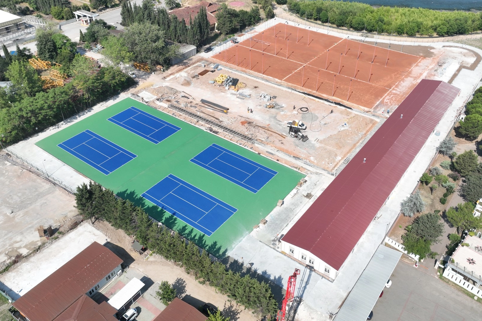 Kocaeli’de 17 dönümlük alanda inşa çalışmaları süren dünya standartlarındaki tenis