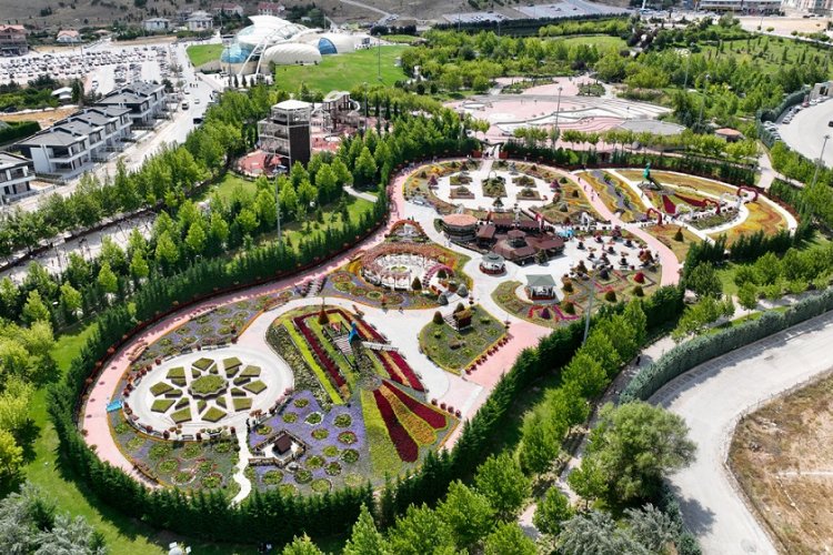 Konya’da Selçuklu Çiçek Bahçesi 27 tür, 60 çeşitte 395 bin