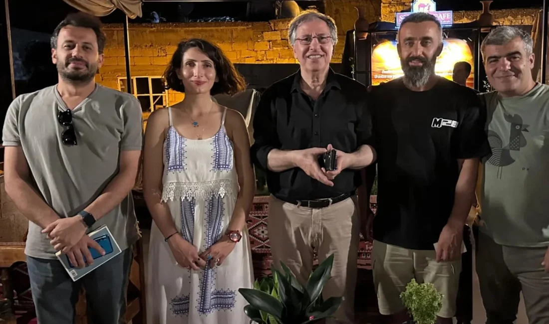    Mardin’deki Seraban Cafe’deki söyleşiye katılan yazar- çevirmen Mustafa Aydoğan,