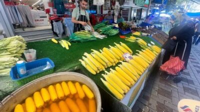 Yaz aylarının vazgeçilmezi mısır, pazar tezgahlarında yerini aldı ve vatandaşların