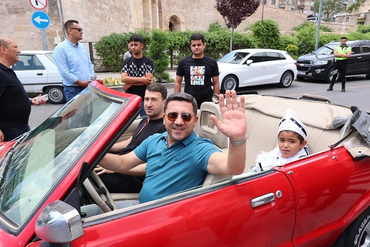 Nevşehir Belediyesi tarafından düzenlenen sünnet şöleni çerçevesinde gerçekleştirilen konvoy renkli