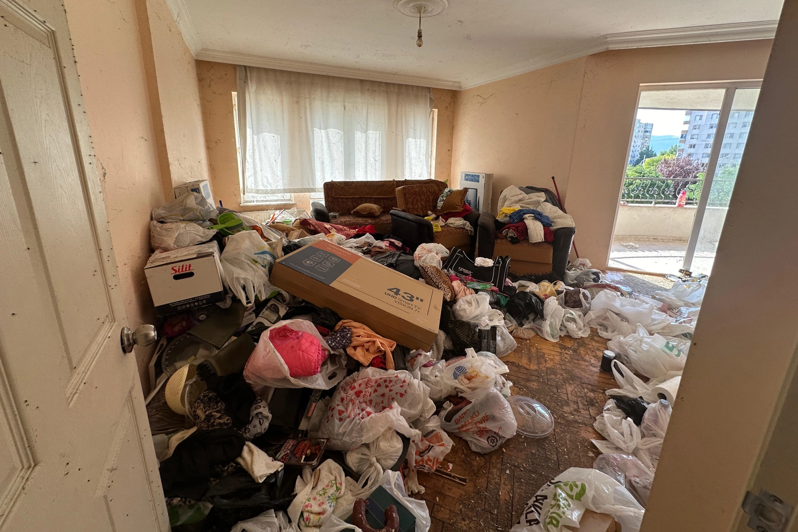 Bursa’nın Nilüfer ilçesinde, Yüzüncüyıl Mahallesi’ndeki bir evden iki kamyon dolusu
